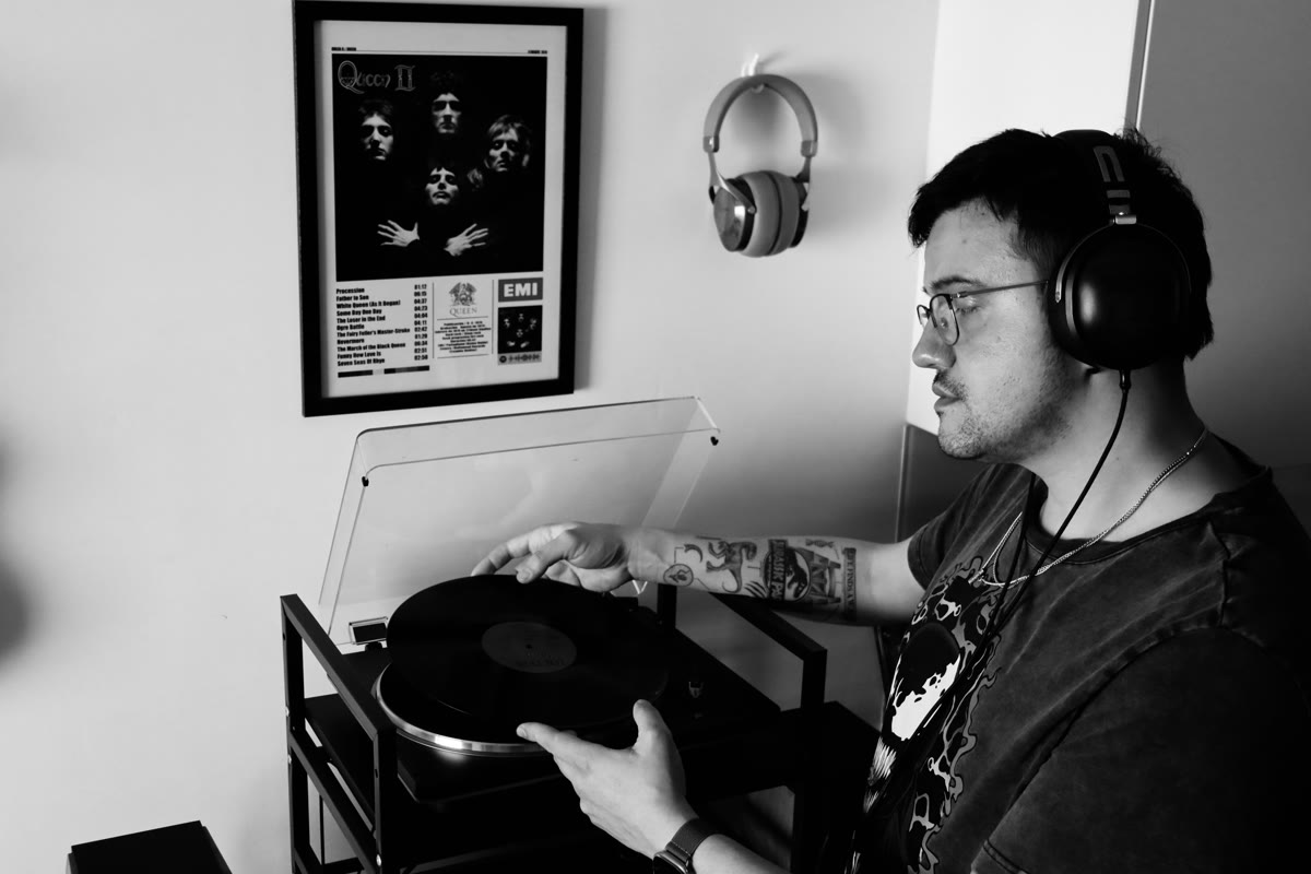 Gus, creador de HIFILAT, poniendo un vinilo en su tornamesa